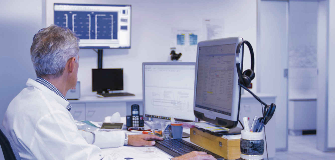 Fineline QA manager controlla i rapporti PCB